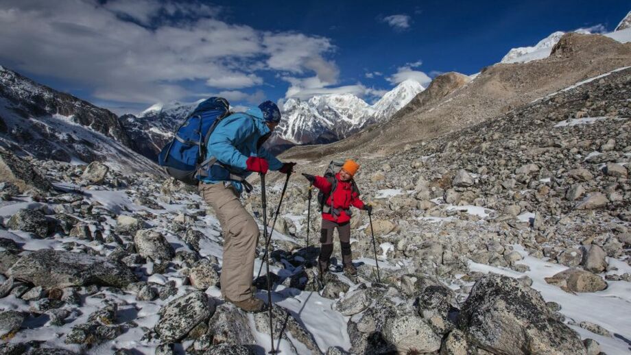 Bergsteiger auf eine Pfad im Himalaya