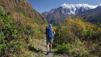 Bergsteiger auf dem Pfad im Himalaya