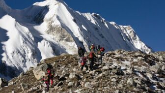 Gruppe auf dem Pfad im Manaslu Gebiet