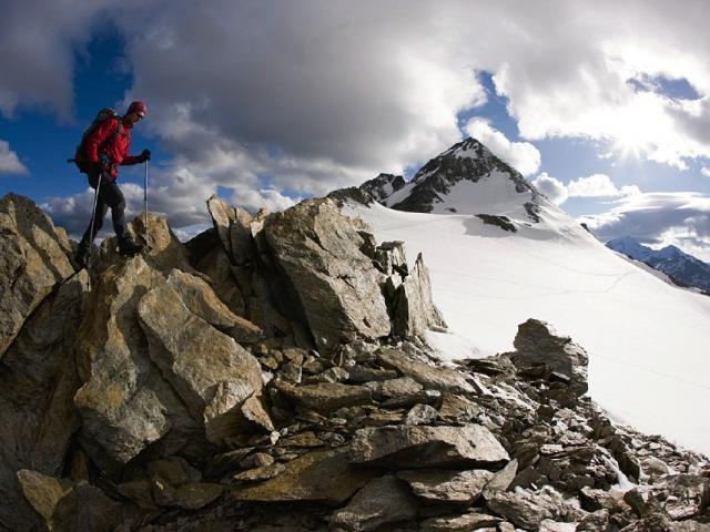 Hochtourengeher geht über Felsen