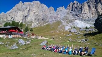 Wandergruppe beim Pause machen in den Dolomiten