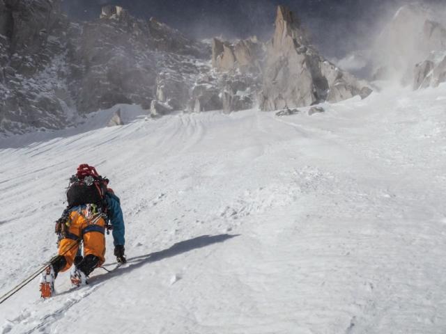 Kletter an einer Eiswand im Montblanc-Gebiet