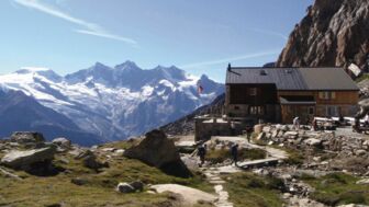 Blick auf die Almagellerhütte