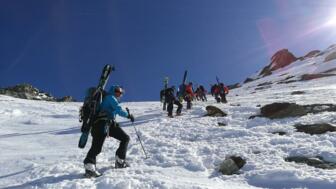 Aufstieg mit Skiern zu Fuß im Schnee