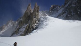 Skitourengeher*in Haute Route Winter