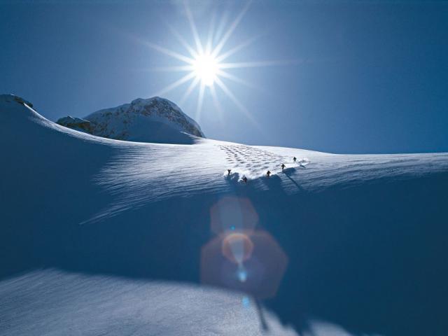 Blauer Himmel und Sonnenschein im Schnee