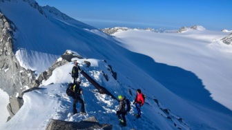 Skidepot beim Aufstieg
