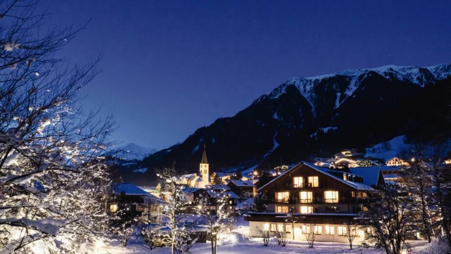 Schneelandschaft in Gaschurn mit Hotel am Abend