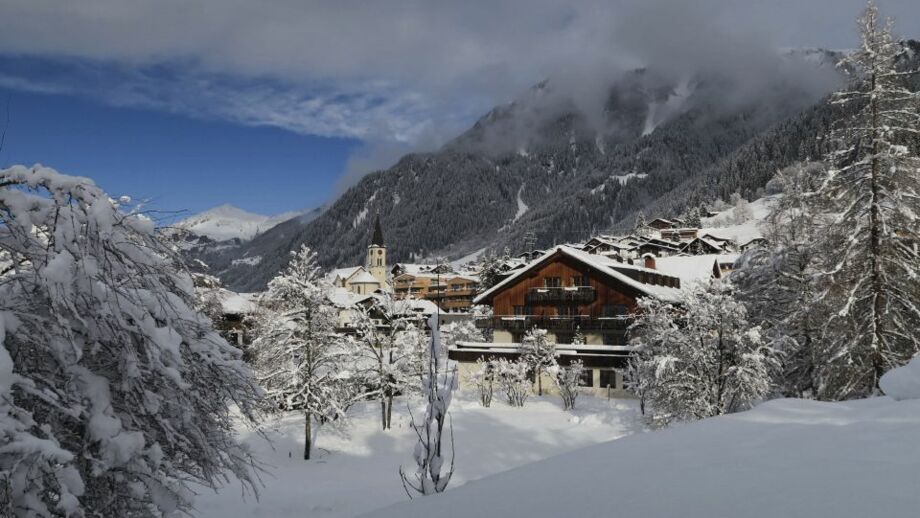 Hotel im Schnee am Tag im Montafon