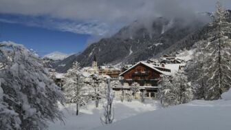 Hotel im Schnee am Tag im Montafon