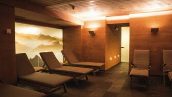 Wellnessbereich mit Liegen im Hotel Felbermayer