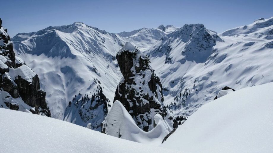 Schneekulisse mit Bergen im Montafon