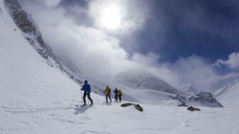 Aufstieg in der Gruppe auf Skitour
