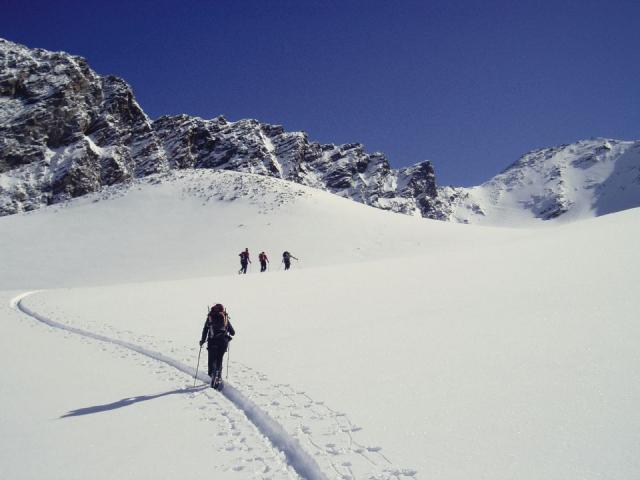 Drei Skitourengeher beim Anstieg