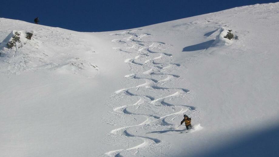 Skitourengeher beim Kurven fahren im Tiefschnee im Sellrain