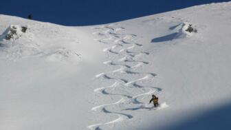 Skitourengeher beim Kurven fahren im Tiefschnee im Sellrain