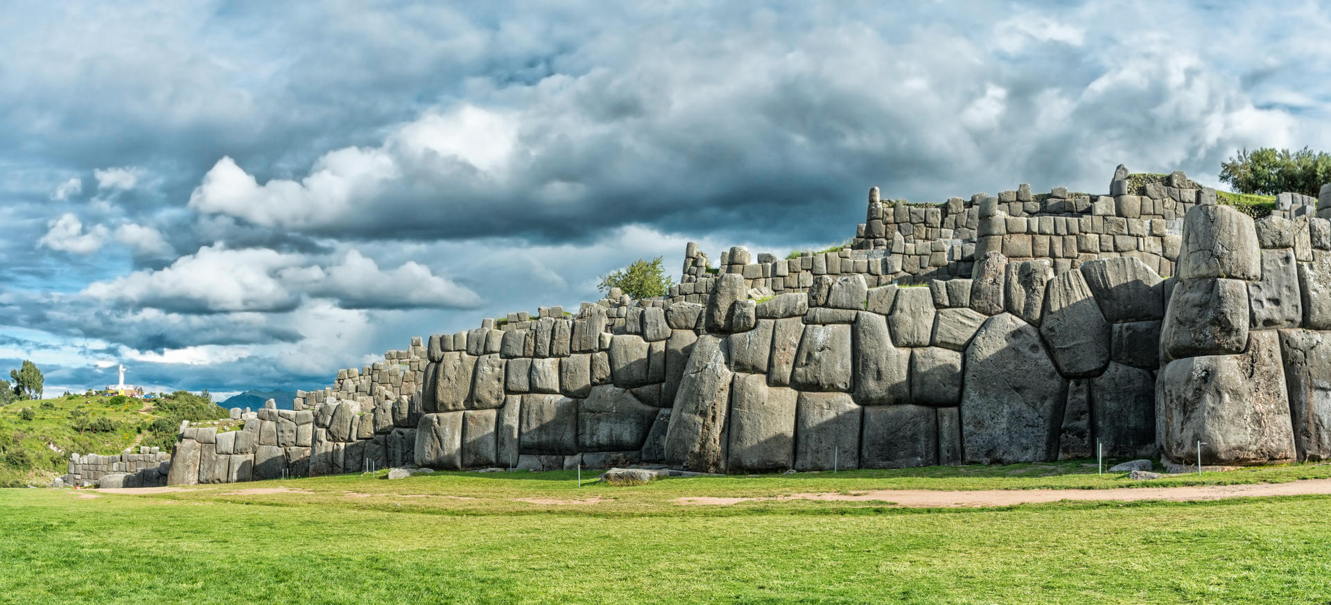 PEAUSL_Peru_Cusco_Sacsayhuaman_shutterstock_765429613.jpg