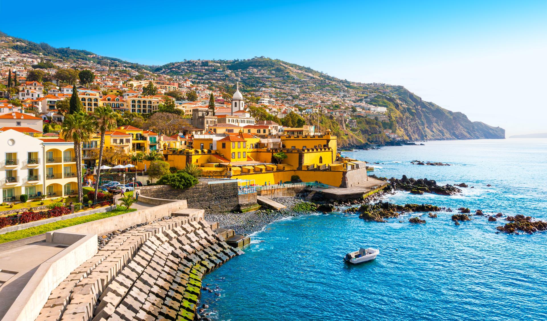 portugal-madeira-poself-blick-auf-funchal-und-fuerte-de-madeira-im-historischen-zentrum-shutterstock_2485709001.jpg