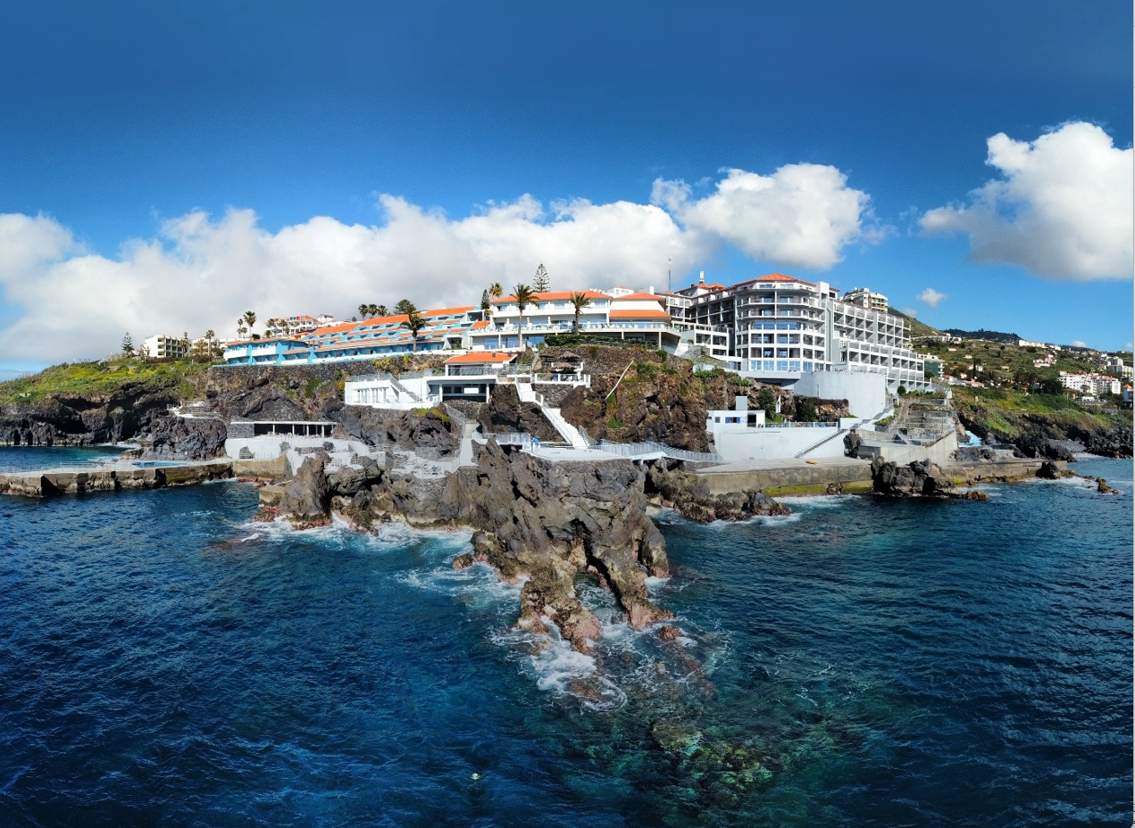 Gesamtantsicht des Hotel Rocamar auf Madeira mit dem Ozean im Vordergung
