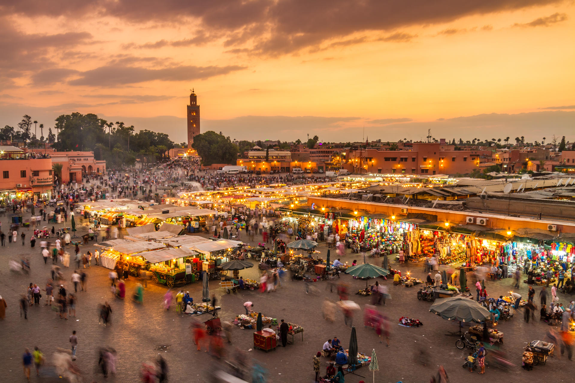 Abendlicher Blick auf den Platz der Gaukler in Marrakesch