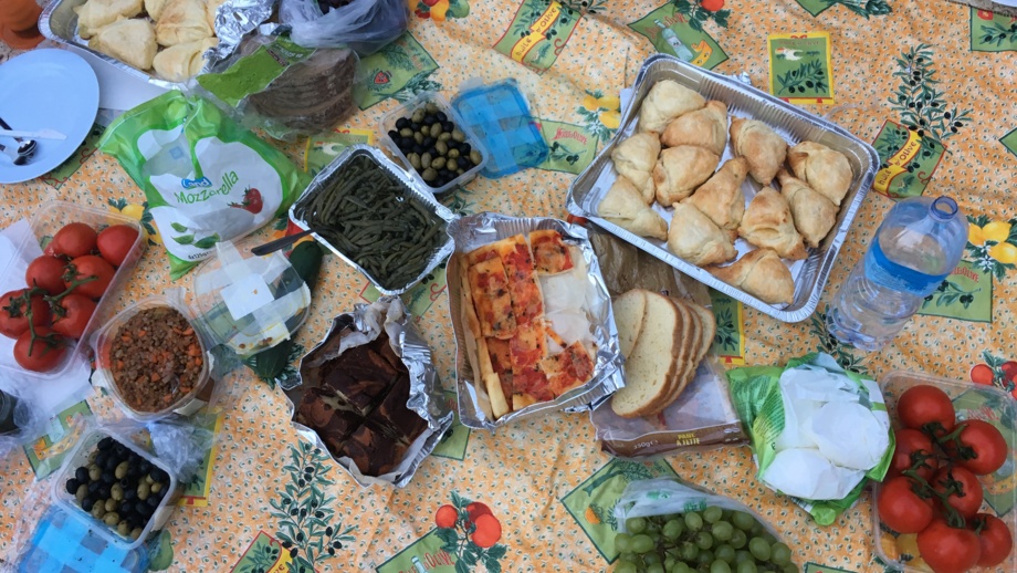 Picknick der Gruppe mit Pizza, Tomate, Mozarella, oliven, Brot und Käse