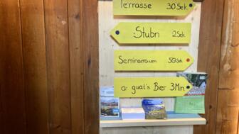 Wegschilderung in der Hütte
