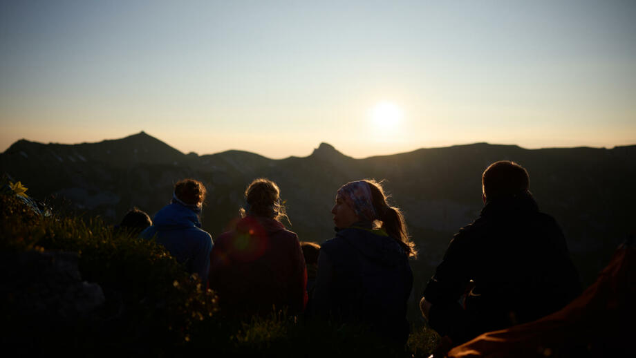 wandern-sonnenaufgang-gipfel-pause-fotoproduktion-oliverfarys-X8A7503.jpg