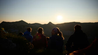 wandern-sonnenaufgang-gipfel-pause-fotoproduktion-oliverfarys-X8A7503.jpg