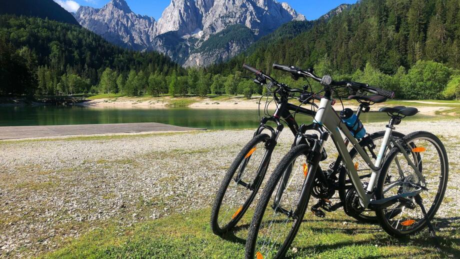 slowenien-bike-bergkulisse-shutterstock-2173139493.jpg