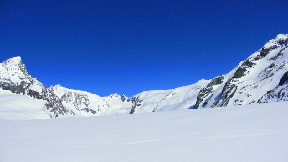 Aufstieg mit Skitourenski Berner Oberland