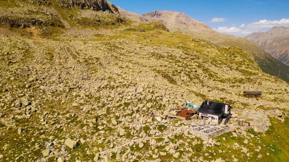 Schweiz_Engadin_Bernina_Bovalhütte_shutterstock_1508486909.jpg
