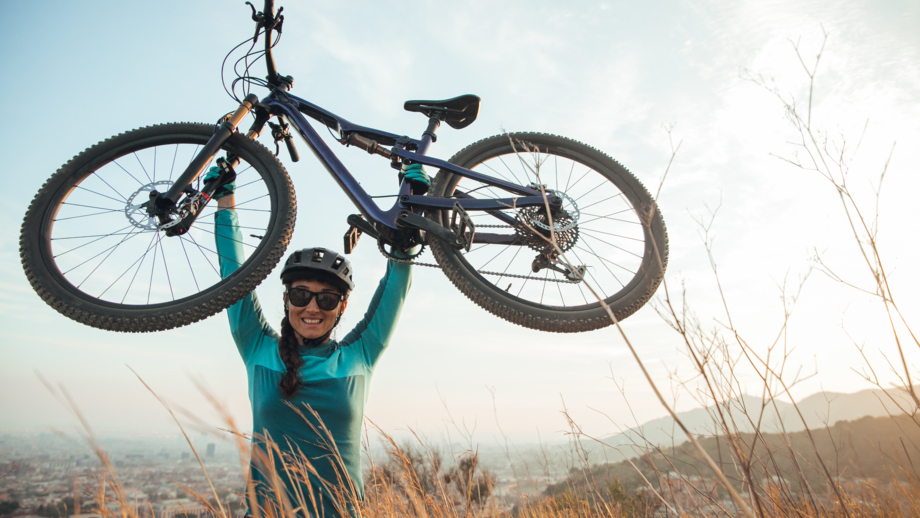 bike-mtb-frau-jubel-shutterstock-1760724767.jpg