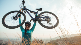 bike-mtb-frau-jubel-shutterstock-1760724767.jpg
