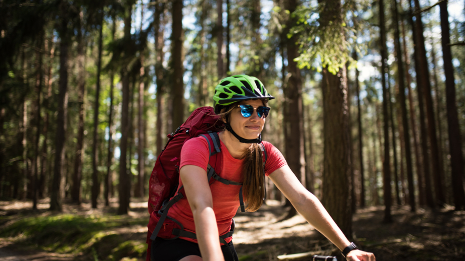 mountainbike-frau-wald-shutterstock-1866518419.jpg