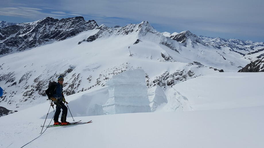 Skitourengeher*in am Gletscher