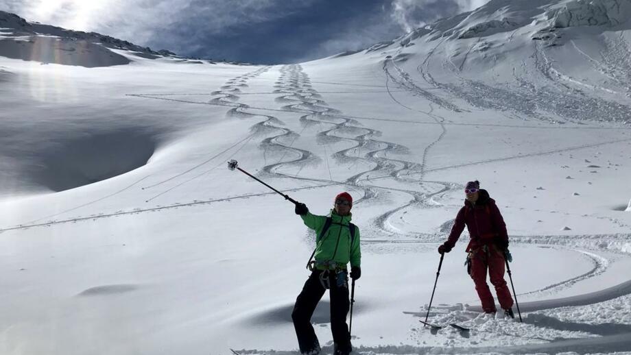 Skibergsteiger*in auf der Haute Route Osttirol.