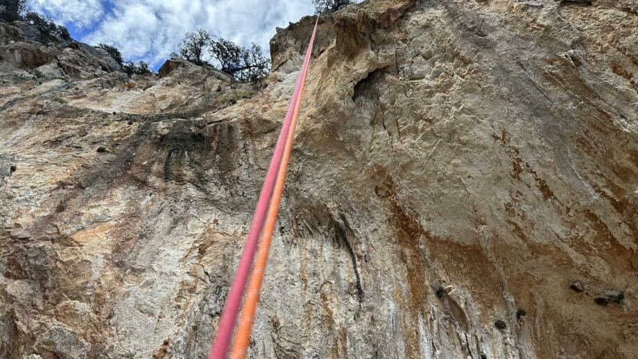 Aufnahme von angebrauchten Kletterseilen, Aufnahme von unten nach oben an der Klippe entlang