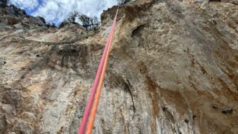 Aufnahme von angebrauchten Kletterseilen, Aufnahme von unten nach oben an der Klippe entlang