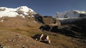 Andean Lodge in der Cordillera Vilcanota mit vergletscherten Bergen im Hintergrund