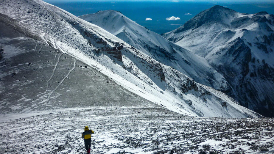 Bergsteier am verschneiten Sechstausender Chachani