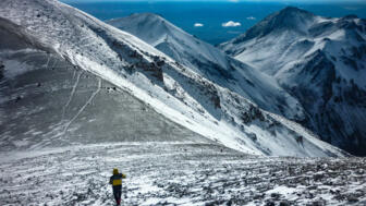 Bergsteier am verschneiten Sechstausender Chachani
