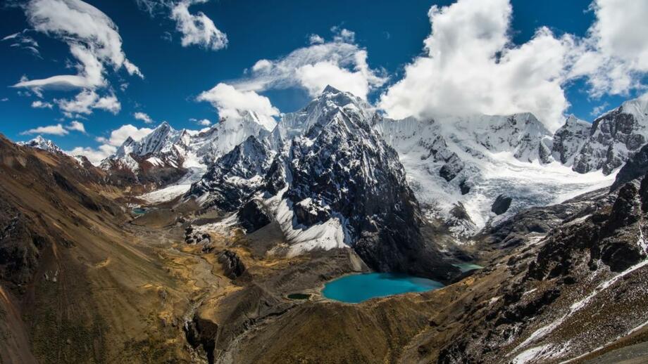 Bergsee in der Cordillera Huayhuash, dahinter eisbedeckte Gipfel