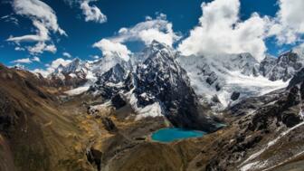Bergsee in der Cordillera Huayhuash, dahinter eisbedeckte Gipfel