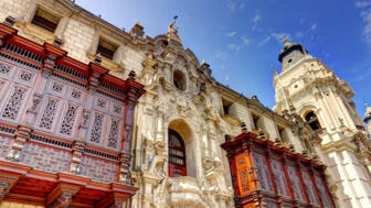 Palast und Kathedrale aus kolonialer Zeit in Lima