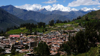 Chiquian mit Kirche vor der Cordillera Huayhuash