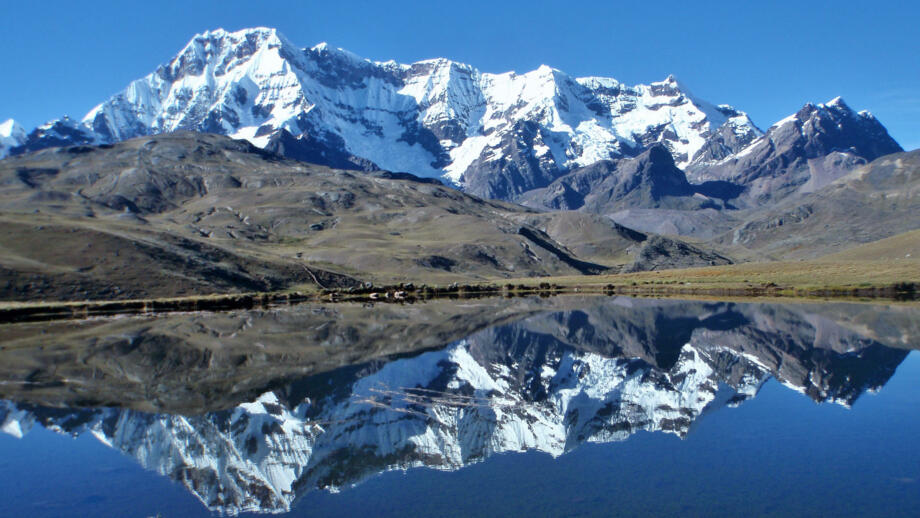 Sechstausender Chopicalqui spiegelt sich in einem Bergsee in der Cordillera Blanca