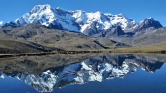 Sechstausender Chopicalqui spiegelt sich in einem Bergsee in der Cordillera Blanca