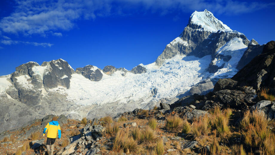 Sechstausender Chopicalqui in der Cordillera Blanca mit Bergwanderer