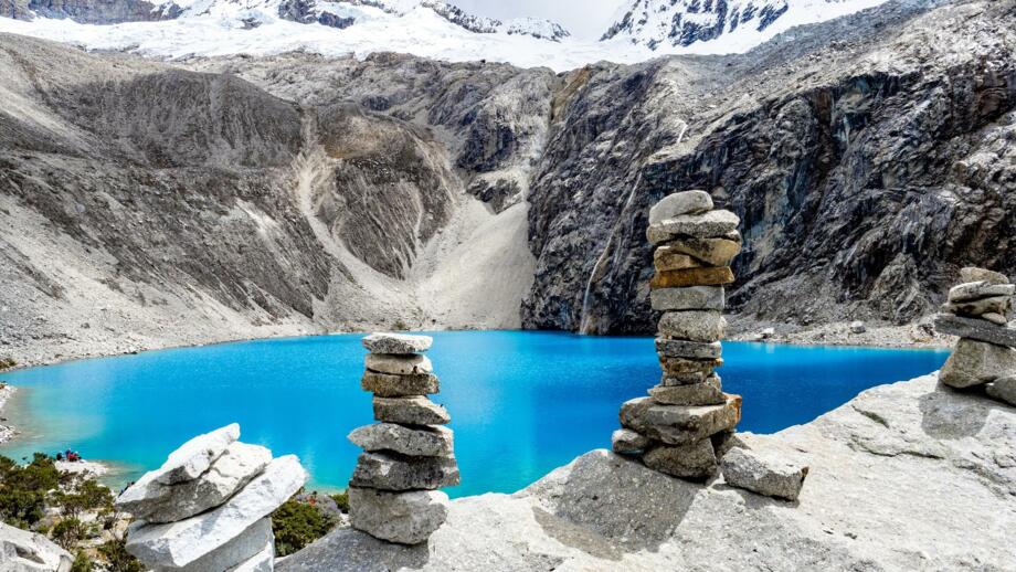 Steinmännchen an einem Bergsee in der Cordillera Real