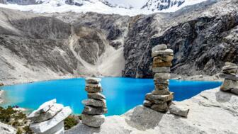 Steinmännchen an einem Bergsee in der Cordillera Real